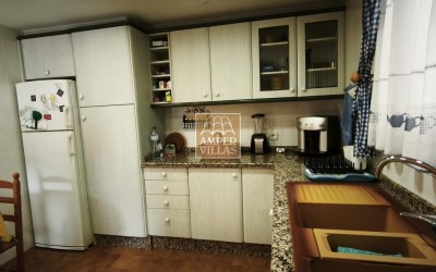 Spacious bungalow with a communal swimming pool and tennis court next to the golf club.